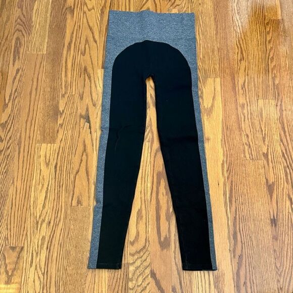 Spanx Marled Seamless Shaping Leggings. Black/Gray. Medium. - Picture 1 of 8